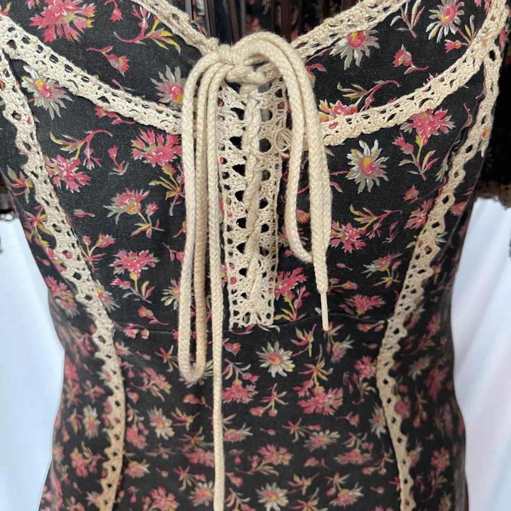 Vintage Dress Lace Up Floral Long Dress Zip Up Back Arm pit to arm pit 13-14”.